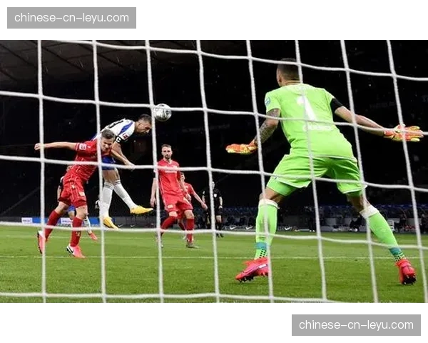 柏林举办足球数据可视化艺术展，定位球轨迹图成热门作品